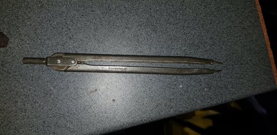 Циркуль по металу, можно использовать любой острый инструмент или нож
