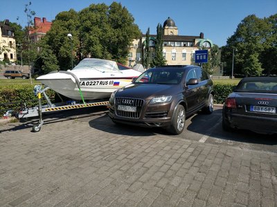 На стоянке за 2 места по 2 Евро в час. Дешевле по кругу ездить ))