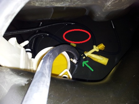 Метровым куском шланга подключаю в инжектора указано зеленой стрелкой,а красным кругом обозначено место установки насоса