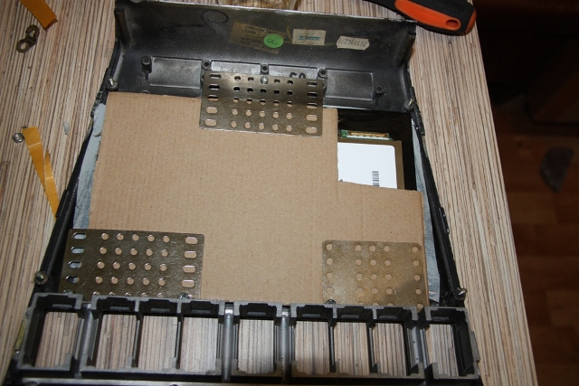 изолятор и уплотнитель из плотного картона в котором приехала матрица из Китая . Зафиксировал элементами от детского конструктора.