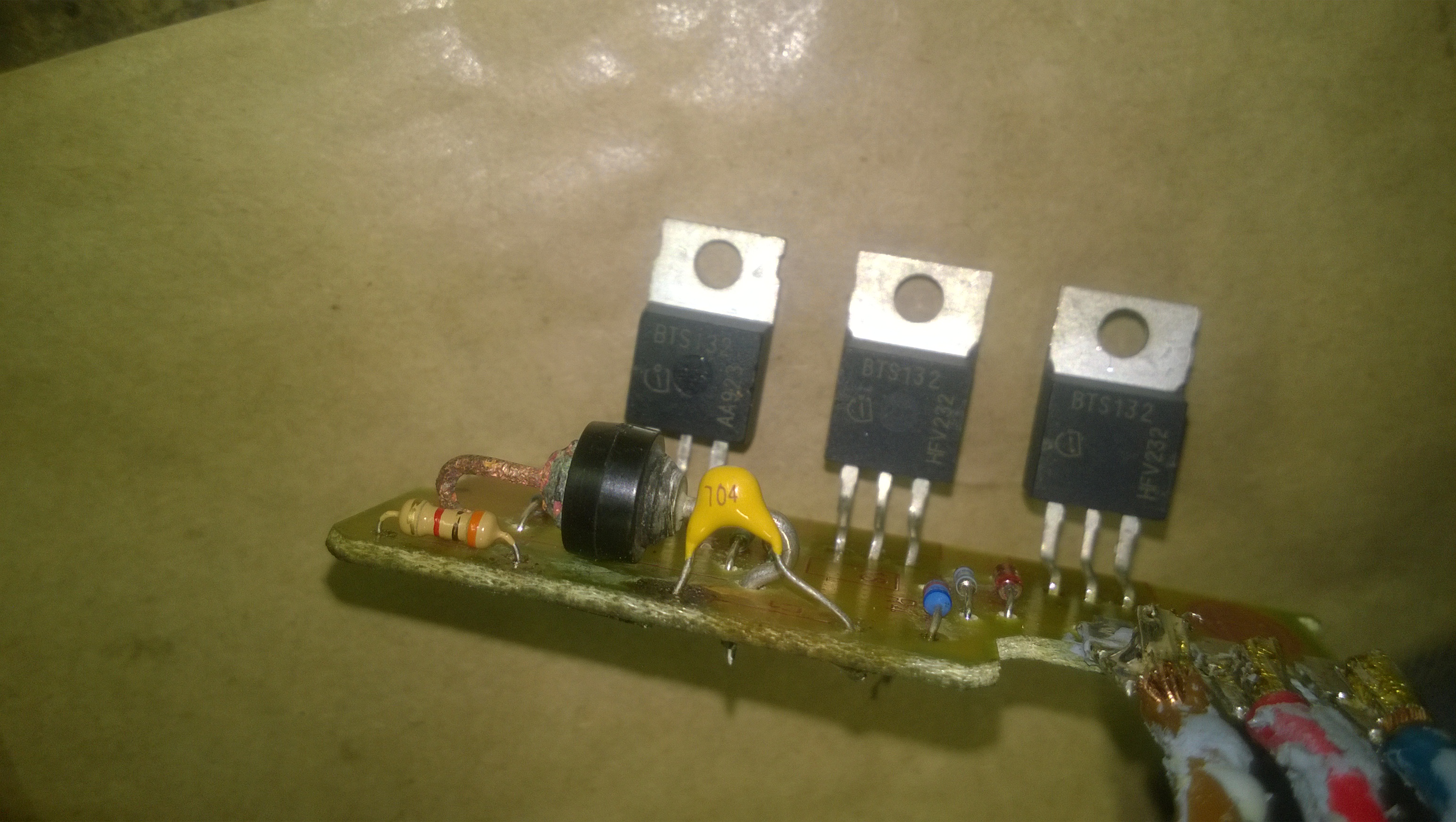 Желтая емкость,рядом слева резистор 3 кОм