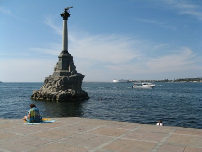 памятник погибшим кораблям - символ Севастополя