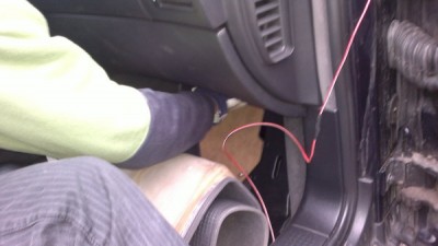 подключаем "+" из-под коврика под ногами переднего пассажира