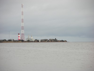 На пути к варзуге небольшой поселок с маяком