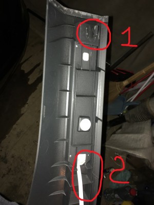 Накладка порога имеет одну защёлку 1 в нижней части. Аккуратно - не порвите шлейф подсветки 2.