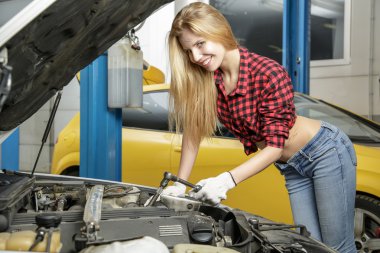 depositphotos_99138498-stock-photo-beautiful-girl-mechanic-repairing-a.jpg