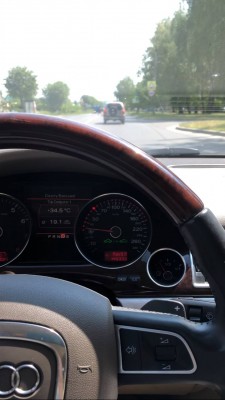 Фото во время езды с ACC, цели видит далеко, работает стабильно. Ранее вторая зеленая машинка даже не загоралась, радар не видел ни одну легковую машину.