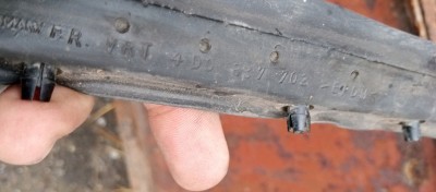 200 руб это на передней правой двери установленно где петли.