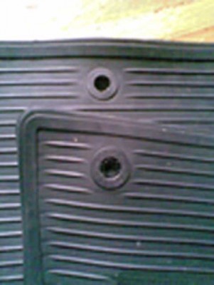 Старая и новая клипса на коврике