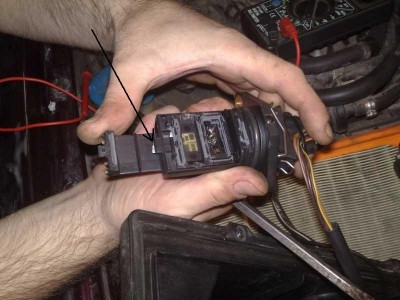 на фото,датчик расколот.