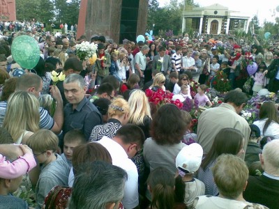 Пытаюсь подойти к Вечному огню. Люди идут к нему с 5-ти сторон, сплошным потоком. Мне понадобилось 2.5 часа, чтобы подойти к нему...