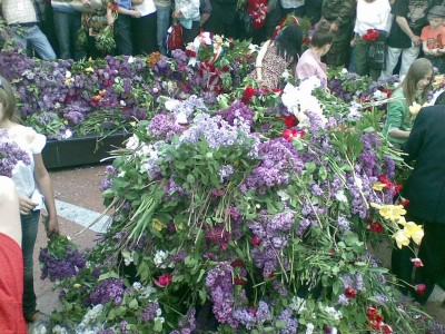 Огня не видно - гора цветов с человеческий рост закрывает его...