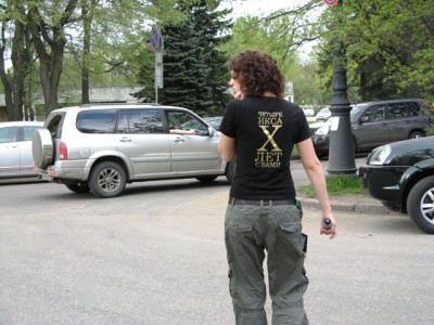 Была ведущая мероприятия, которая регулировала движение.