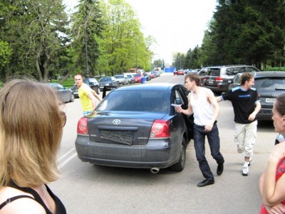 Были парни с майонезным ведром на крыше.