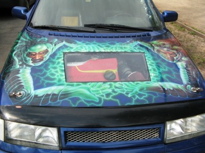 Стекло в капоте)))