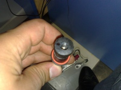 выравниваем плоскость напильником,далее сверлим 7мм сверлом, 8-9мм глубину и нарезаем резьбу метчиком м8 до упора.