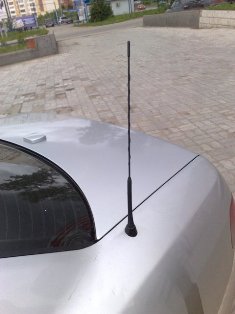 да и в отверстие я запихнул пружинку от авторучки чтобы упиралась в стержень антенны