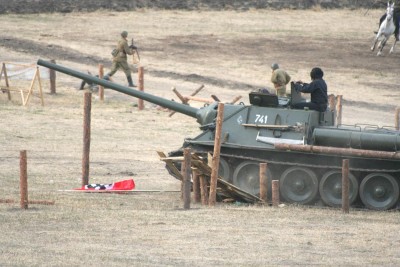 свастика раздавлена при одновременном выдохе толпы и .. зрители   разразилсь  криками и аплодисментами !!!