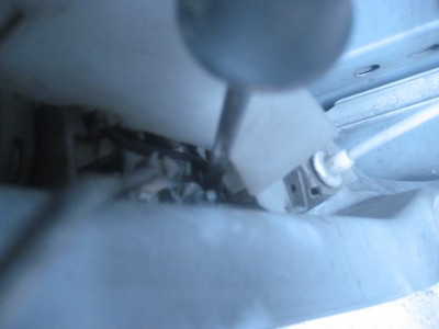 поддеваем сверху отверткой и снимаем пластик