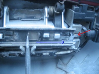 поддеваем язычок и двигаем щеколду вправо.