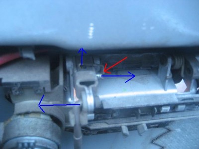 скидываем тягу замка и тягу кнопки.Снимаем шплинт(вверх и вправо)