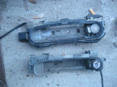 Снимаем фишку и пластик,крепящий провода на ручке.