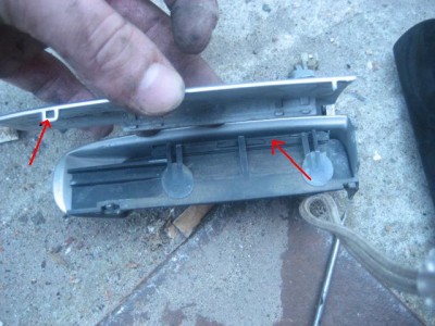 Не стоит пытаться поддеть ушки(они алюминиевые и ломаются),не стоит также поддеть с другой стороны.На рисунке показано сломанное ушко и пластиковая штанга.