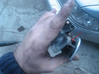 Вот эту пластиковую штангу и надо вытащить сбоку,приоткрыв ручку