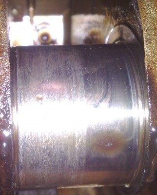 Колено более потертое первый шатун, один вкладыш был на другом, когда снял