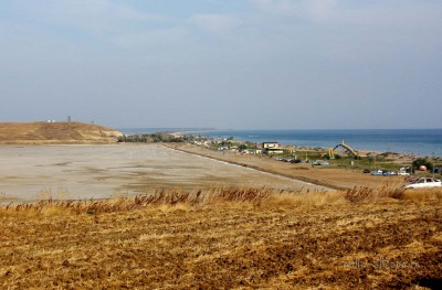 вдалеке коса - справа -Черное море - слева лиман , в дымке - Благовещенская