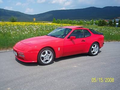 PORSCHE 944 (видел востановленный в Киеве в идеальном ссотоянии)