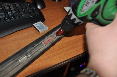 Под небольшим углов закручиваем саморезы, что бы не прокрутить насквозь молдинг