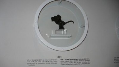 одна из старых эмблемм пежо, названная нами срущий лев!!!