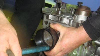 вставляем поршень с кольцами и аккуратно заталкиваем