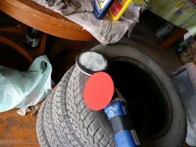 наносим на войлочный диск абразивную полироль. прохотим ей по молдингам, обороты болгарки надо убавить до 2-3 тыс оборотов