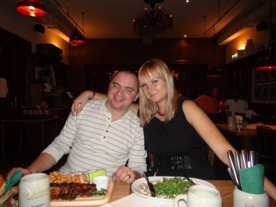 Рёбрами я просто там объедался, гигантские порции, да такие вкусные, что можно нечаянно съесть пальцы)))