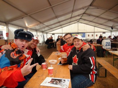 С Канадцами в фан зоне на след. день  после матча. говорят, что уважают только нашу хоккейную сборную, остальное так, мелочь)))))