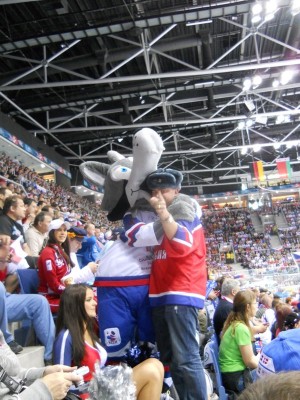 С талисманом ( кстати парень просто жёг напалмом на стадионе, такие вещи вытворял)))