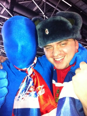 Этого финского персонажа, кто смотрел трансляции наверняка видел, много раз показывали)))) В с  ног до головы в обтянутом костюме)))