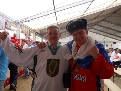 А это экзотика))) - Ирландский (!!!) болельщик в форме своей сборной)