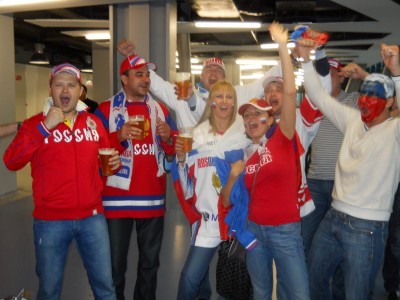 Связки размяли, тут уже всё по серьёзному - поём Катюшу, все подхватывают, канадцы в шоке))))