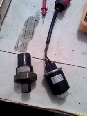с проводкой и разъемом от старого датчика(слева)