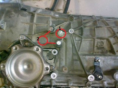 1 - болт крепящий трубки<br />2 - места входа трубок в акпп(на фотке заглуки )