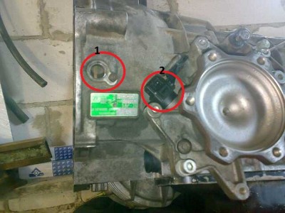 23072011106-уменьшенное.jpg (68.07 КБ) 21855 просмотров 1 - место датчика каленвала( оборотов двигателя) крепится болтиком под шестигранник №5<br />2 - Датчик числа оборотов вала кпп(датчик спидометра)