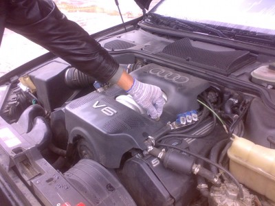 Снимаем пластиковую крышку двигателя, я это делаю монетками.