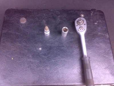 Потребуется головка на 17&quot; и шестигранник на 10, трещётка.