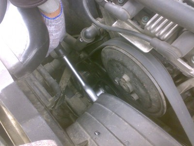 Головкой на 17 по часовой стрелке ослабляем натяжитель и скидываем ремень приводов.