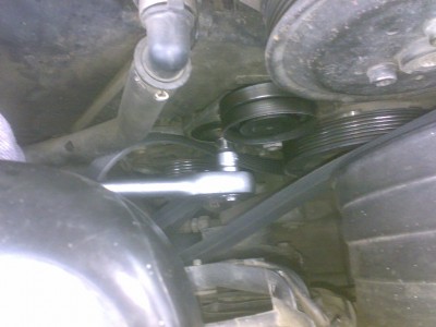 Шестигранником на 10 выкручиваем болт, крепящий корпус натяжителя к блоку.