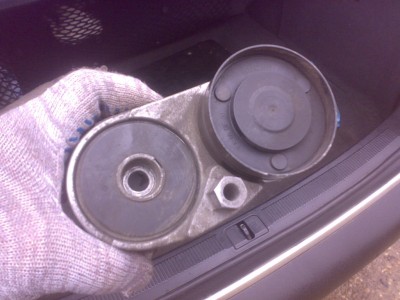 Сам натяжитель. Ролик не имеет люфта, но похрустывает при кручении.