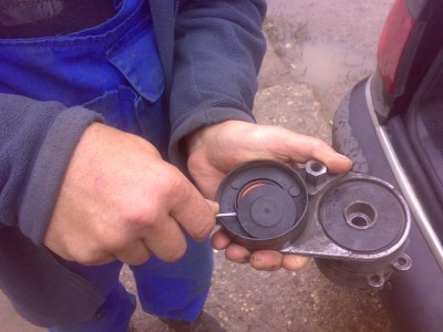 Отвёрткой снимаем пластиковую крышку ролика (поддеваем)